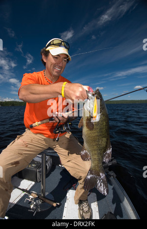 别再害怕挂底了：在重障碍（Heavy Cover）里打黑，Jig（胶裙汲钩）才是王者